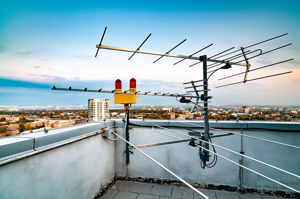 Installation d’antenne râteau TNT extérieure Paris IDF