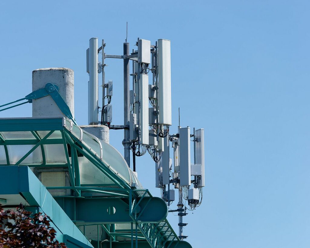 antenne radio téléphone sur toit